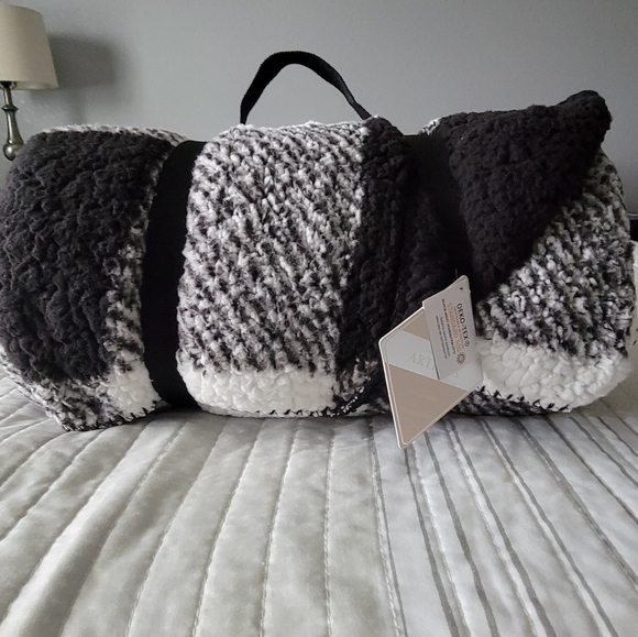 NWT! Artemis Luxury Edition Sherpa Throw - Picture 5 of 5